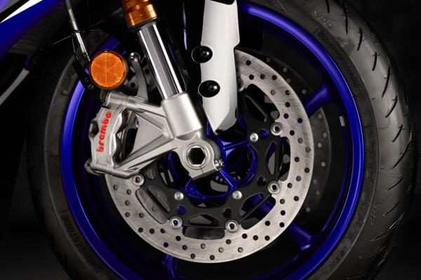 Передний главный цилиндр Brembo и суппорты Stylema в сочетании с тормозными дисками 320 мм. 