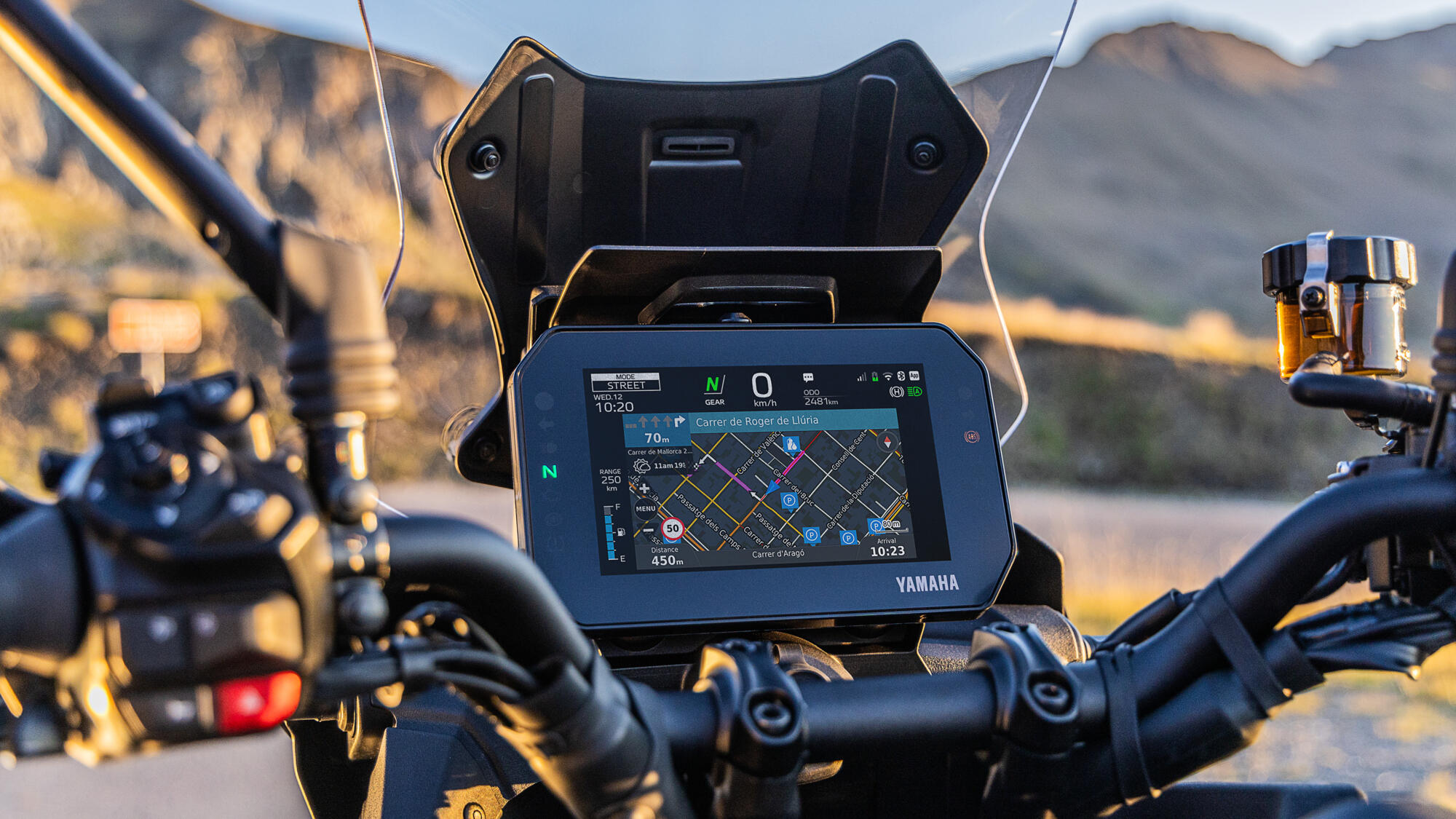 Приборная панель 7" TFT с полностью встроенной навигацией Garmin (может быть доступна не во всех странах) 
